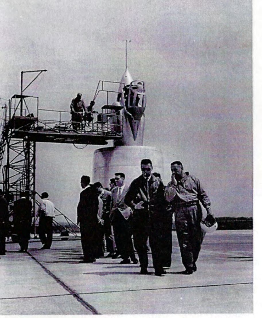 The pilot and ground crew after a successful free flight of the Coléoptère C&nbsp;450 on the airfield